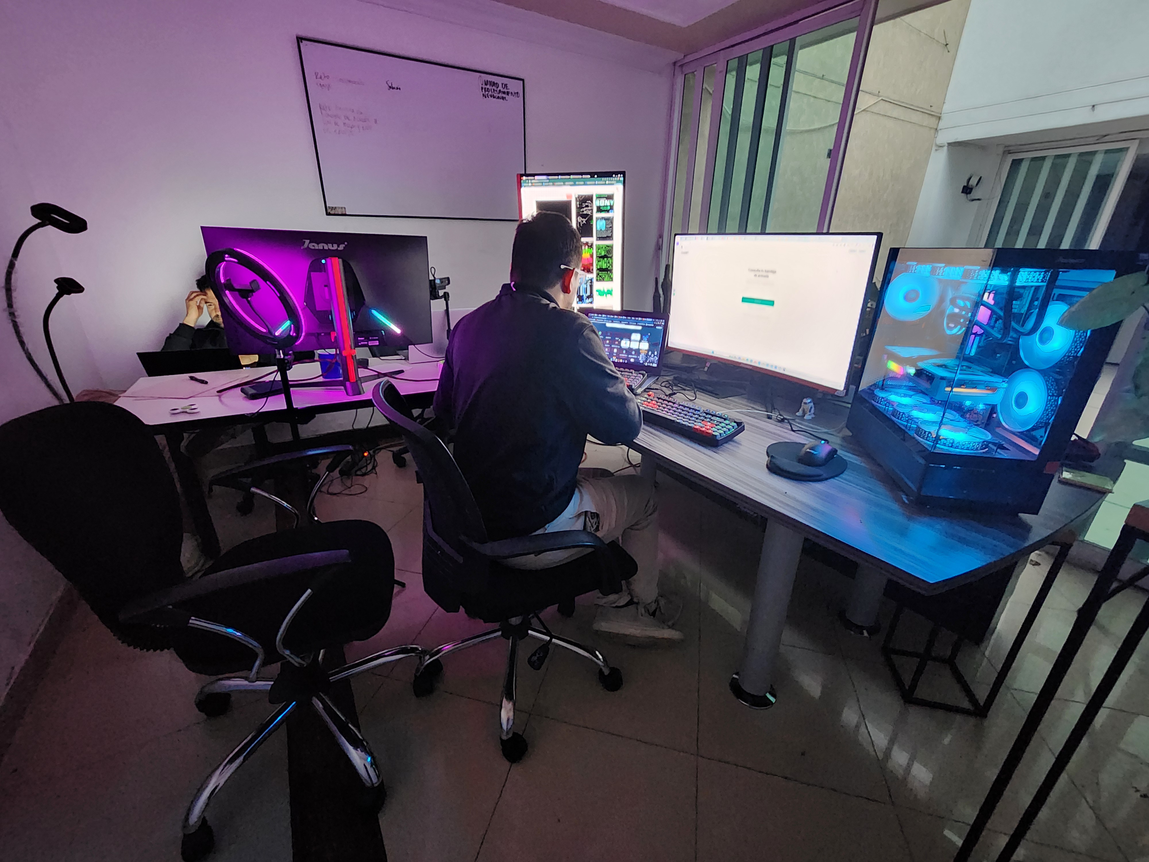 Equipo Cabal Colombia trabajando en soluciones tecnológicas