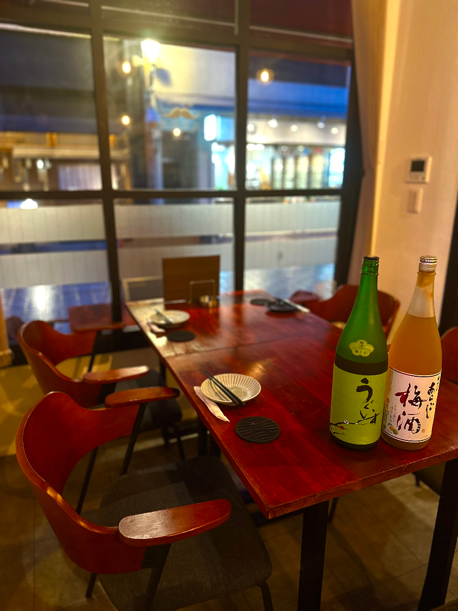 テーブル席と日本酒