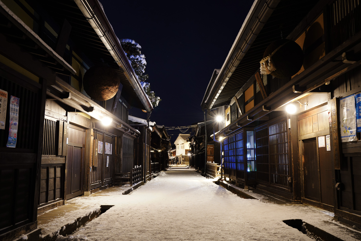 古い町並みと雪景色