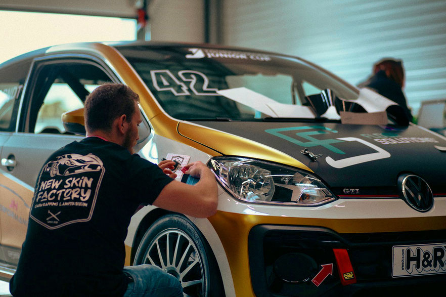 New Skin Factory Lampertheim – professionelle Handarbeit beim Aufbringen von Premium-Folie