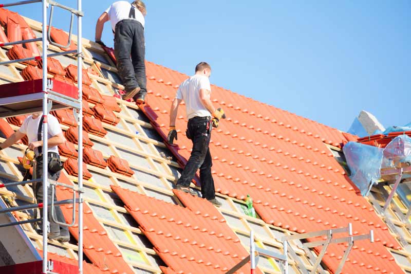 Équipe d'artisans couvreurs au travail