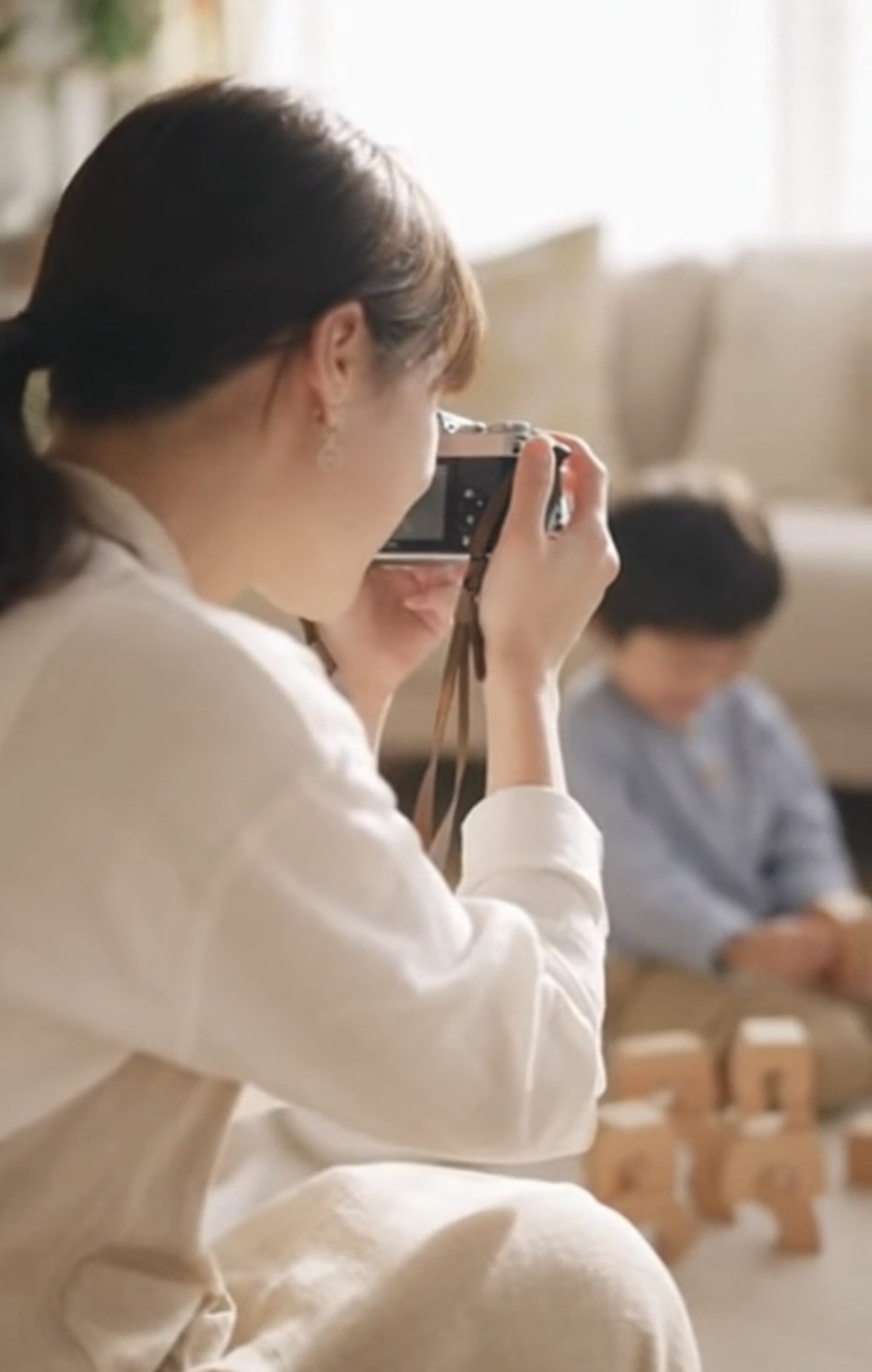 写真を撮る保育士