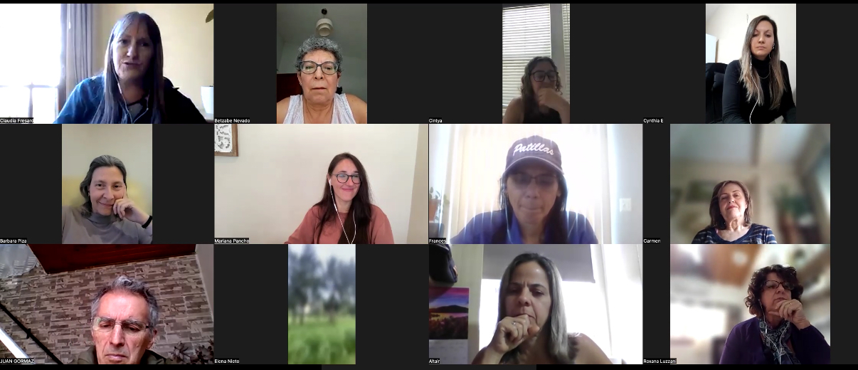 Profesora de inglés enseñando por Zoom