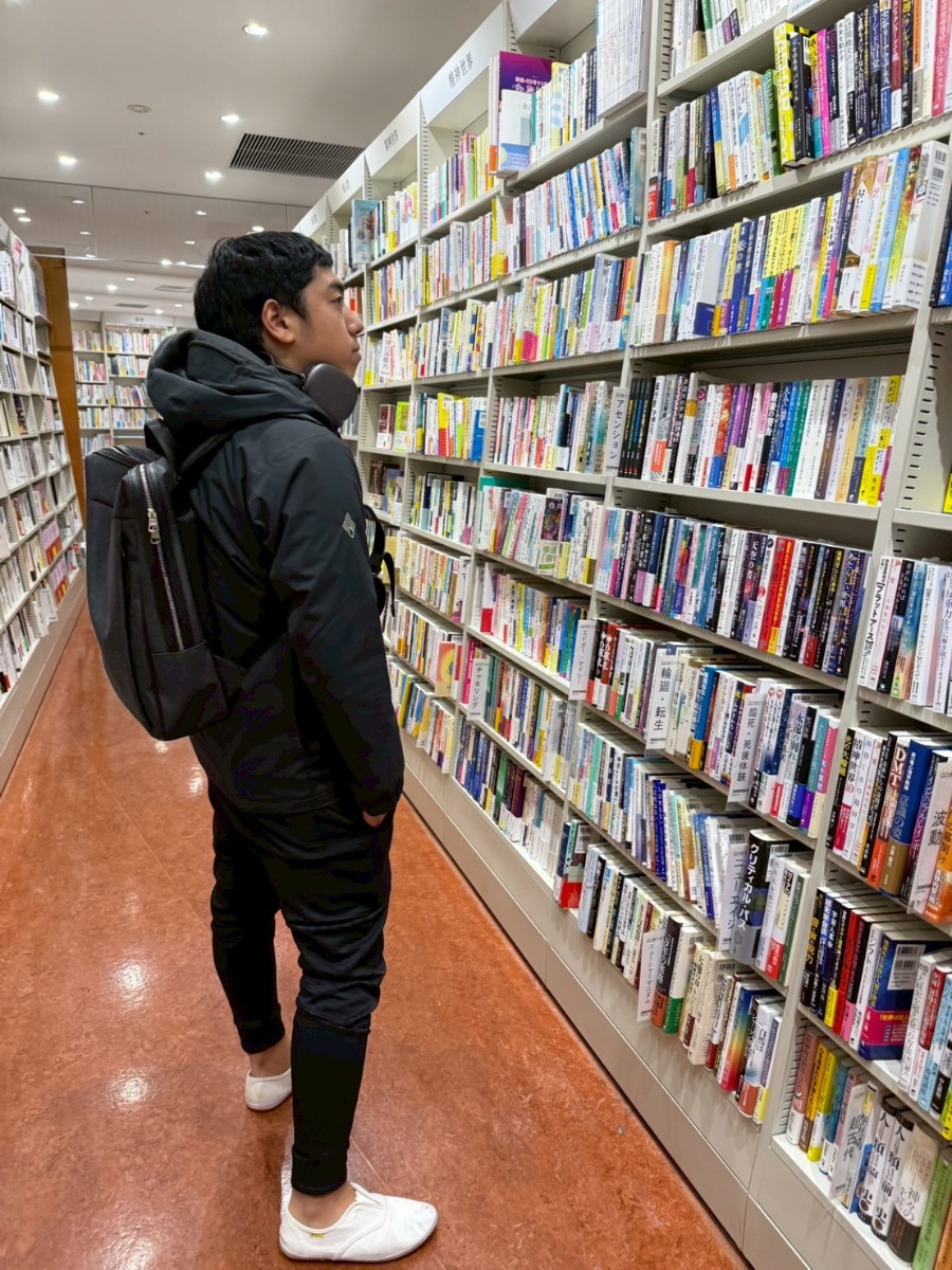 温かみのある書店の内観