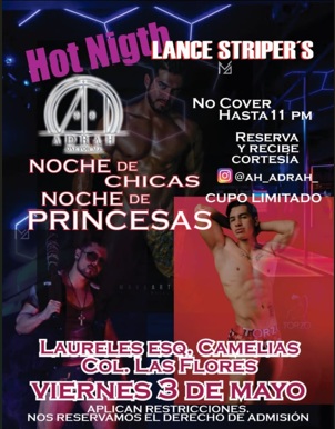Invitadas tomándose fotos con el stripper bombero