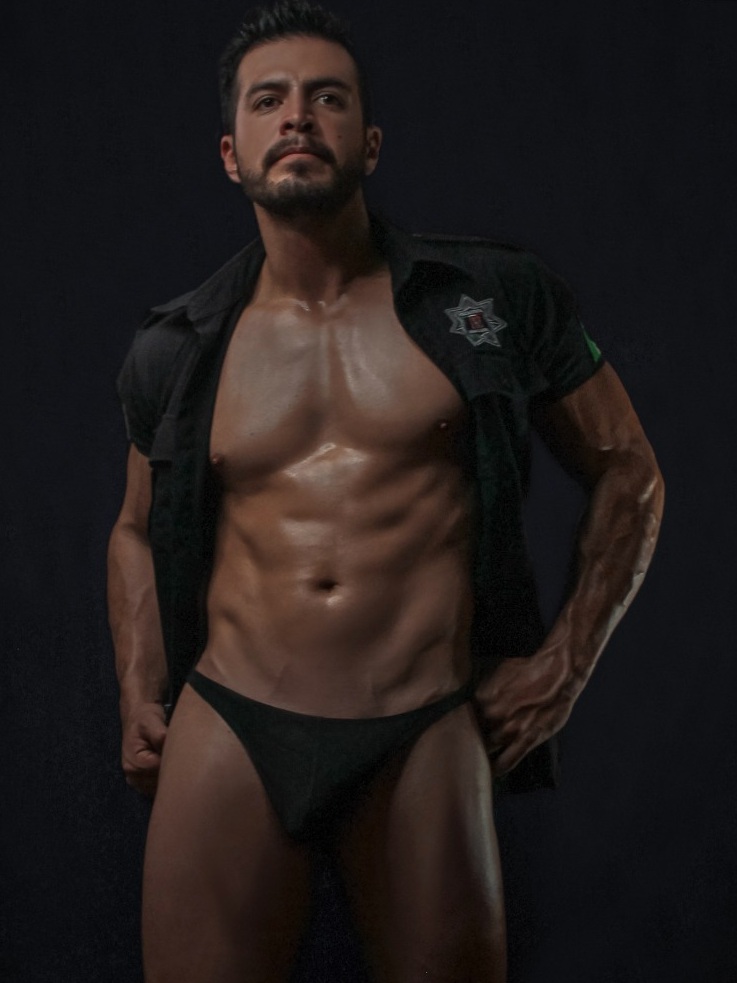 Stripper bombero con manguera en escenario