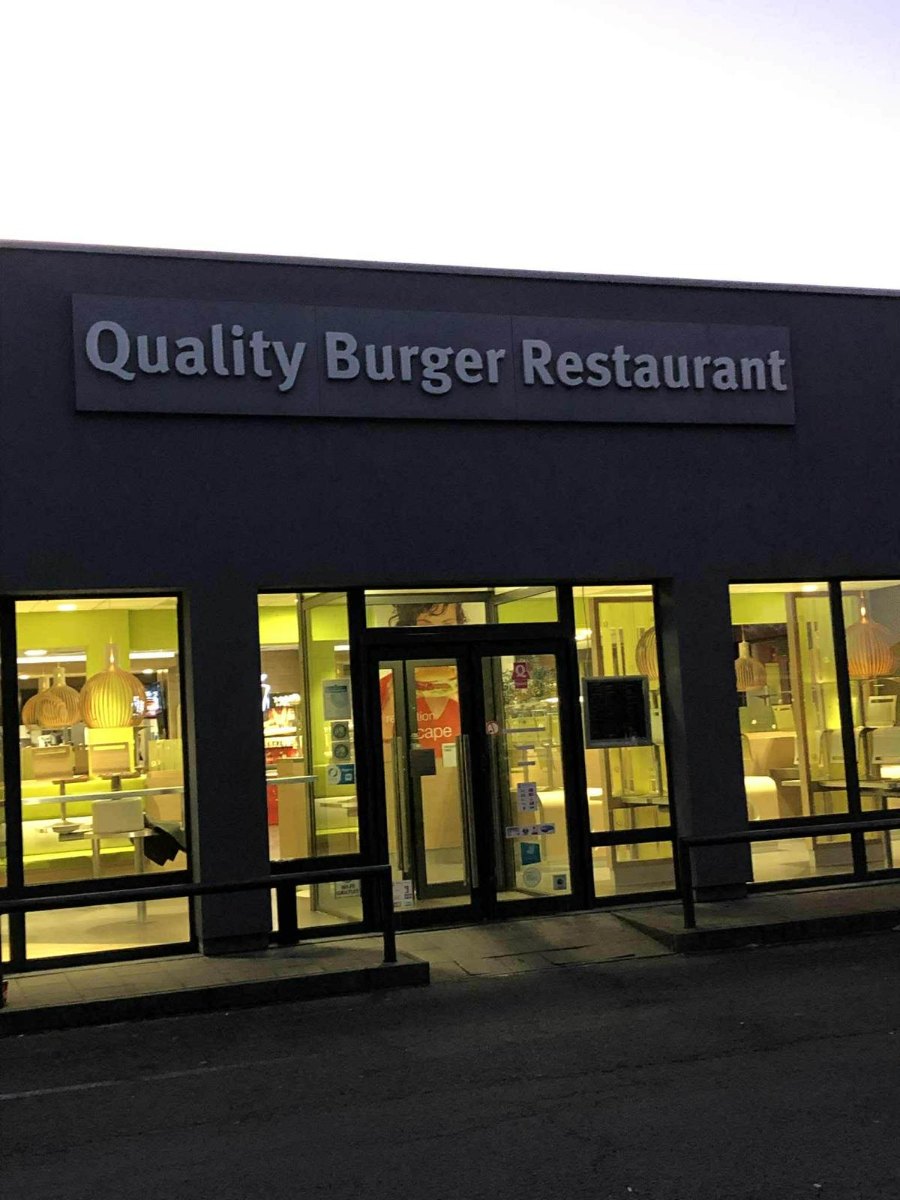 Quality Burger Restaurant - Façade nocturne impeccable