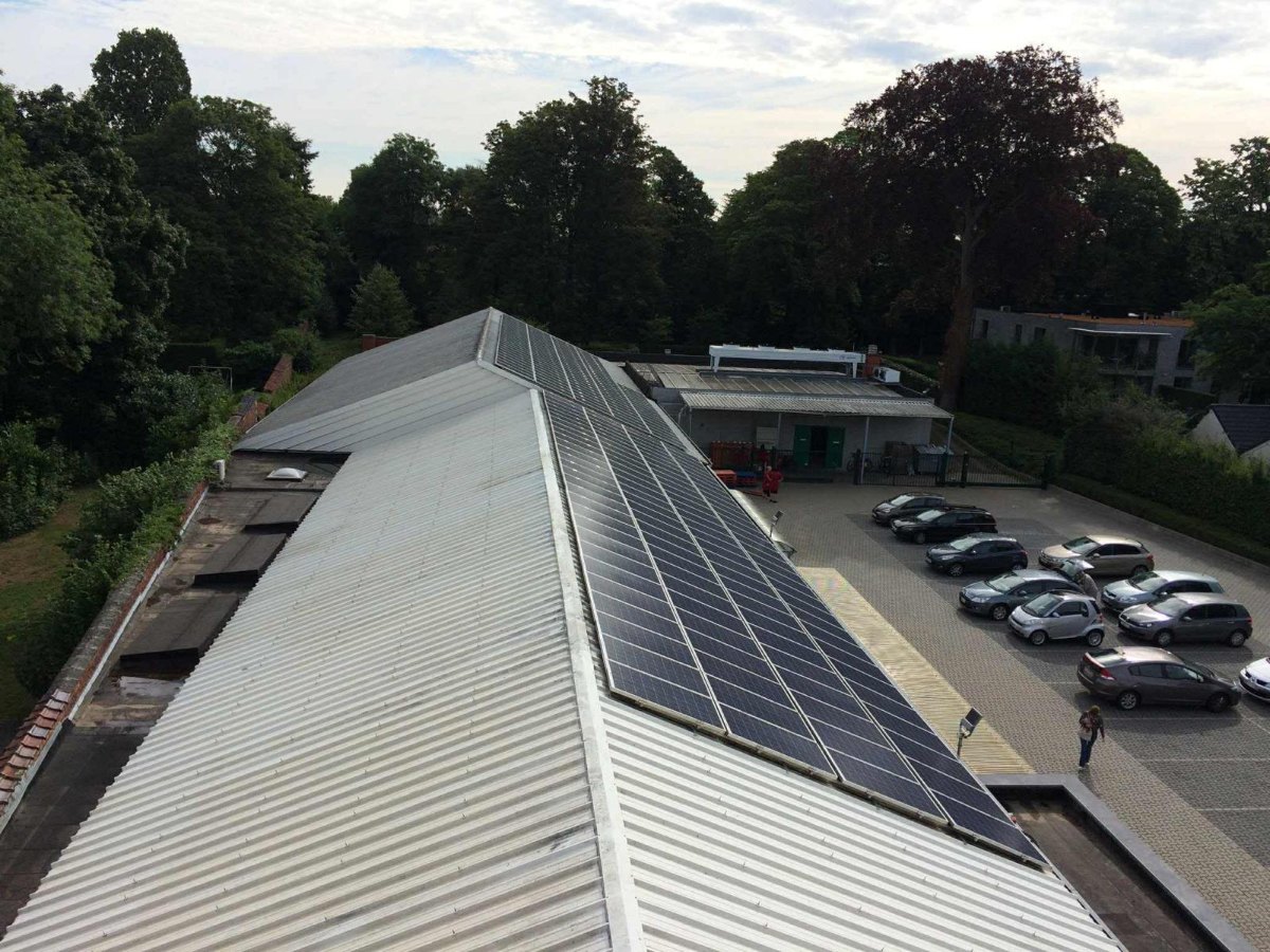 Panneaux solaires - Nettoyage toiture industrielle