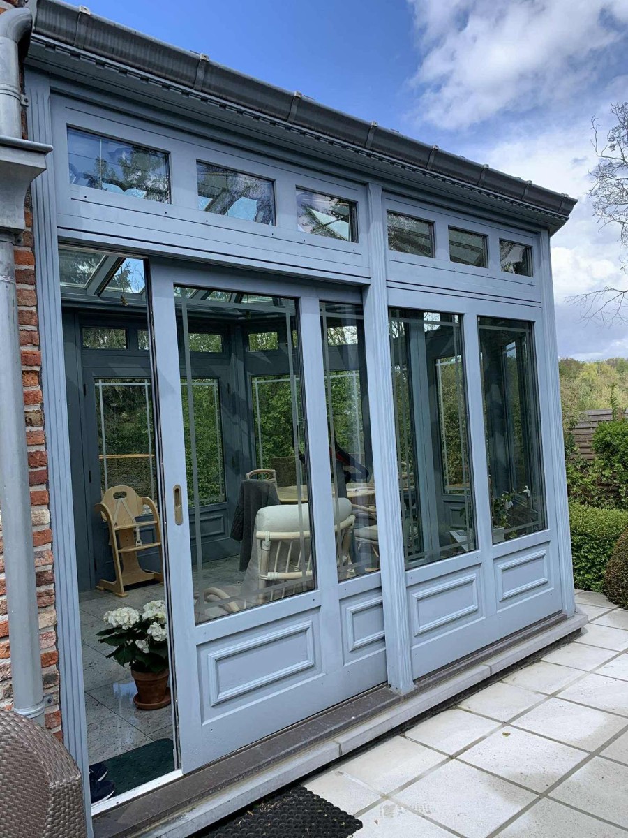 Véranda élégante - Vitres cristallines sur jardin