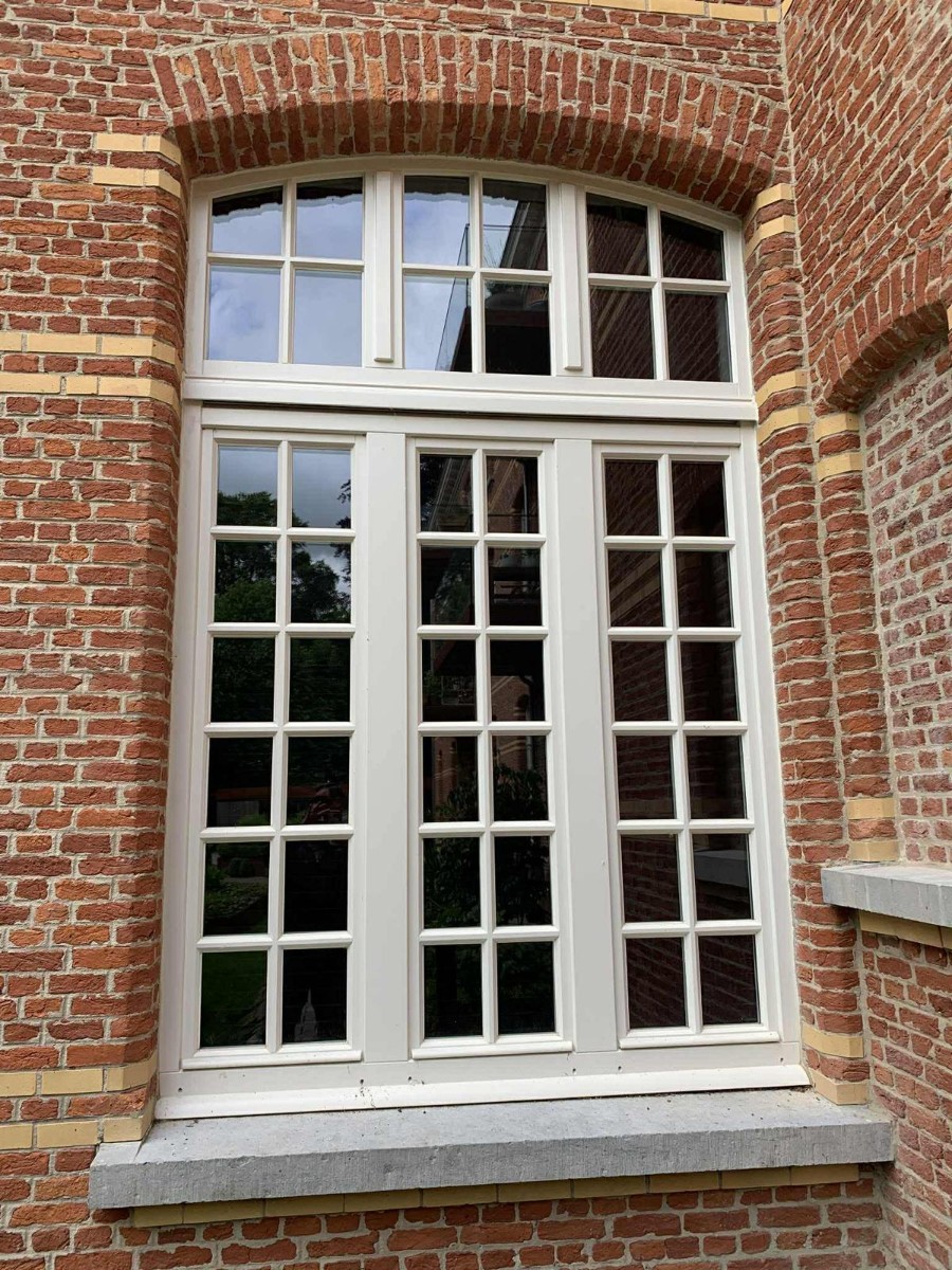 Maison de caractère - Fenêtre à petits carreaux impeccable