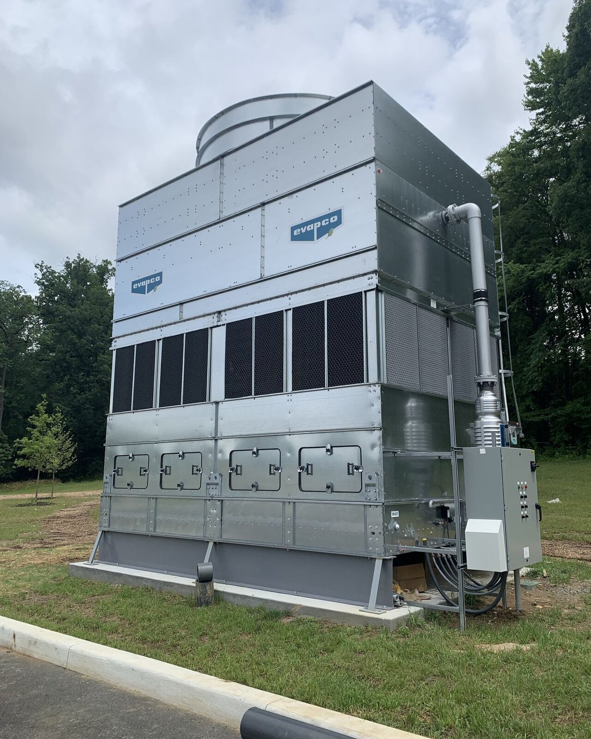 Torres de resfriamento evaporativo EVAPCO instaladas em complexo industrial — linhas SCT, STR, SLT e AT disponíveis através da EvapRio Engenharia no Rio de Janeiro