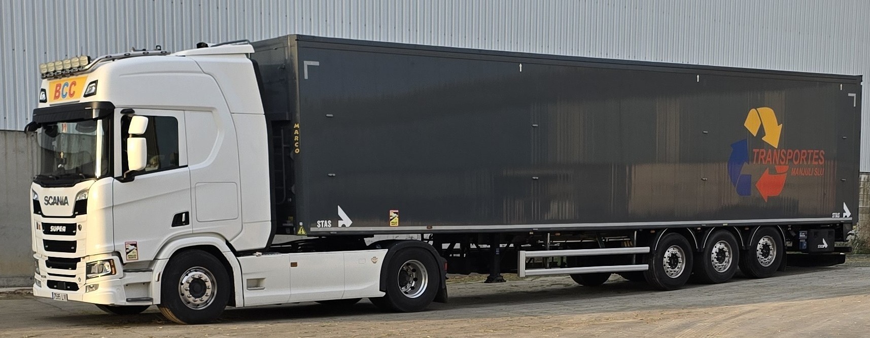 Camión en operación - Transportes Manjuli