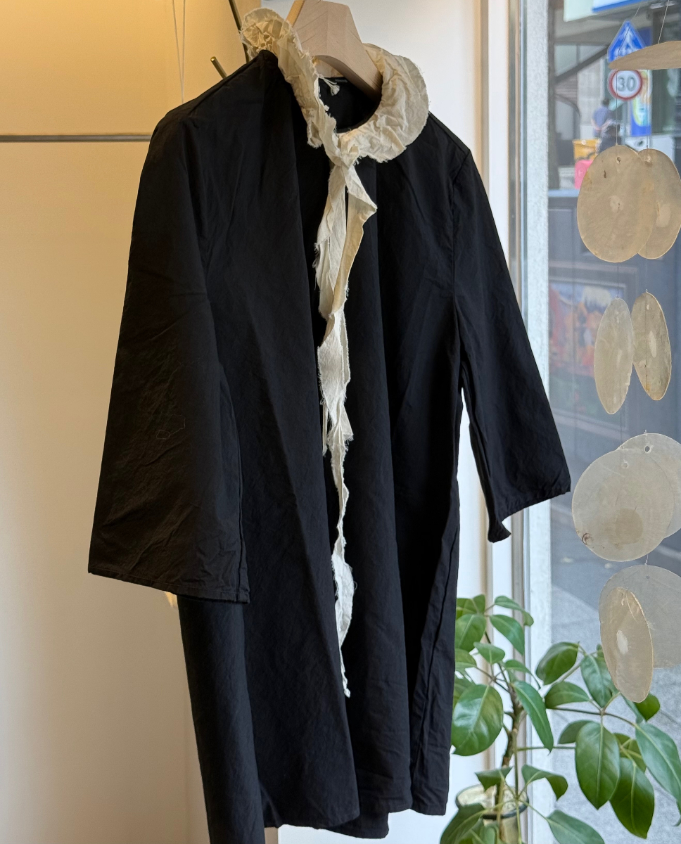 Apuntob 내츄럴 프릴 셔츠