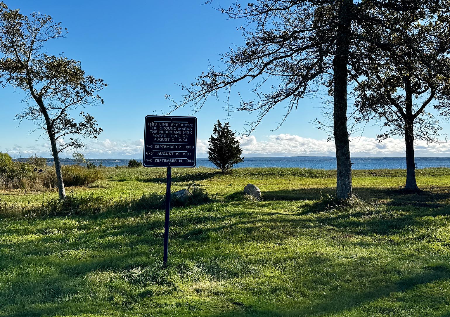 Coastal hole at Kittansett Club with water views