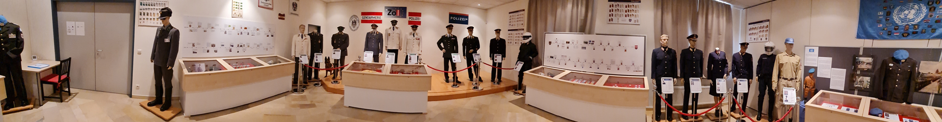Ausstellungsraum mit Besuchern