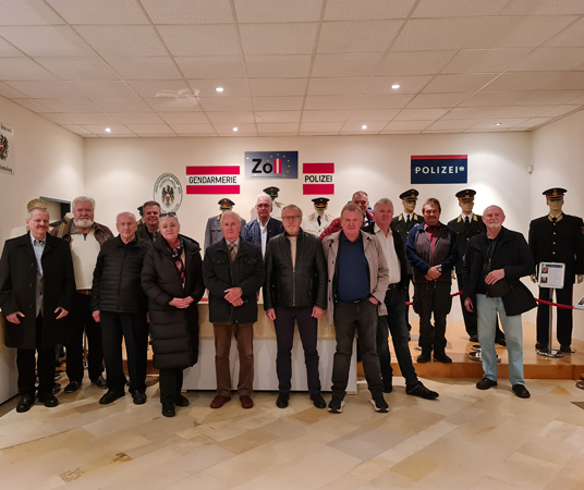 Ausstellungsraum mit historischen Exponaten