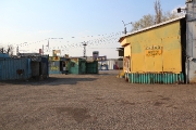 Витрина товар на полке магазина