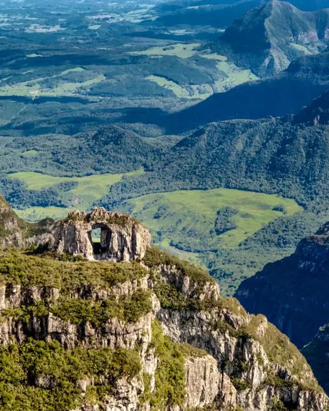 Vista autêntica do Morro do Campestre em Urubici, com araucárias e campos de altitude na Serra Catarinense ao entardecer