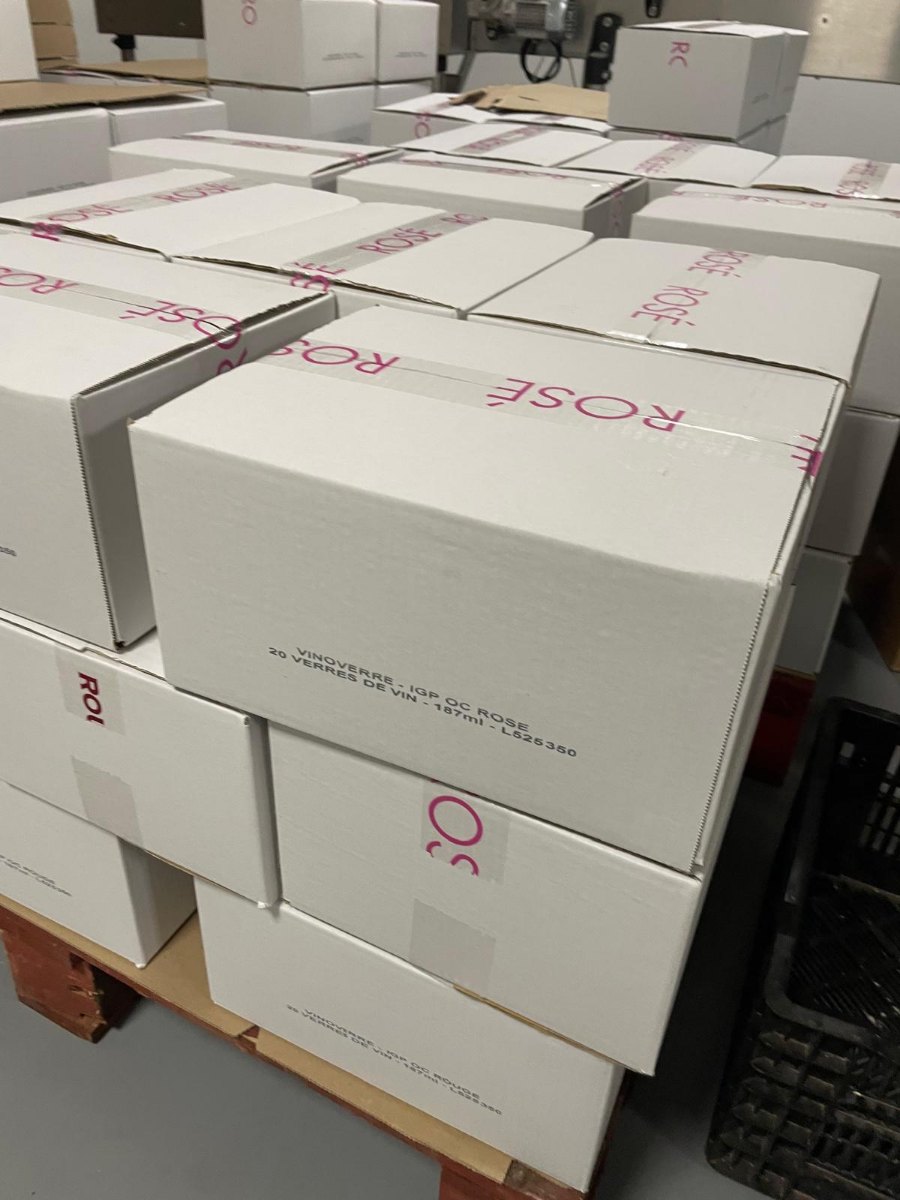 Palettes de cartons ROSÉ prêtes pour l'expédition