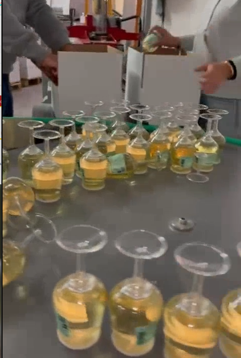Verres L'UniQ remplis sur la ligne de production