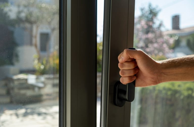 Technicien DF PRO vérifiant les points de verrouillage à Illkirch