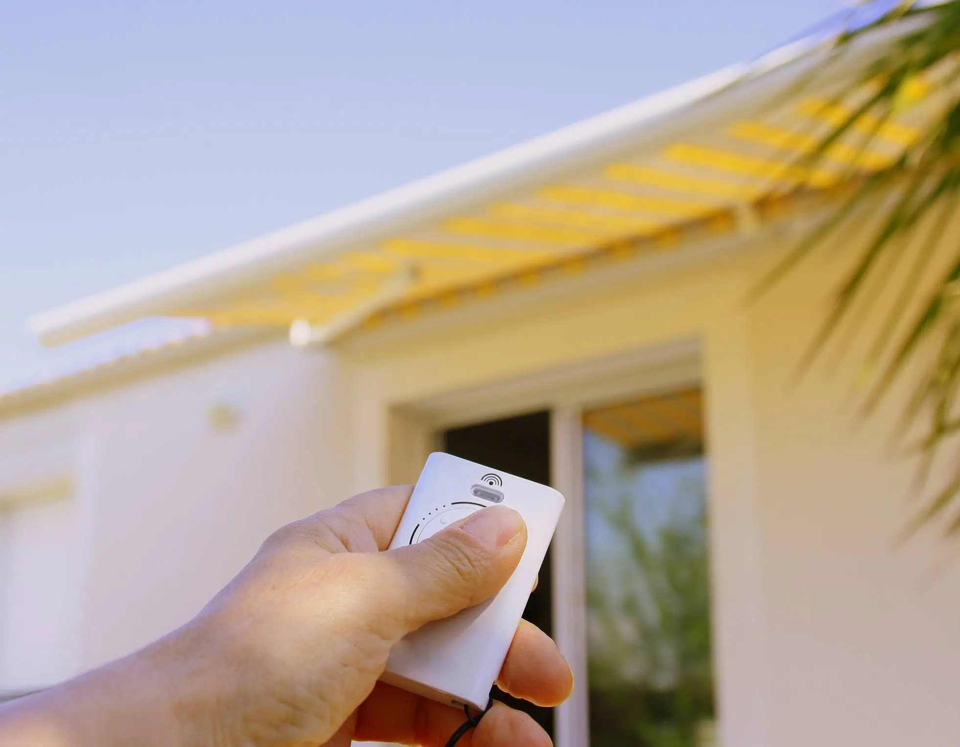 Motorización de persianas en Málaga — automatización sin obras con motores Somfy y Nice, control por mando