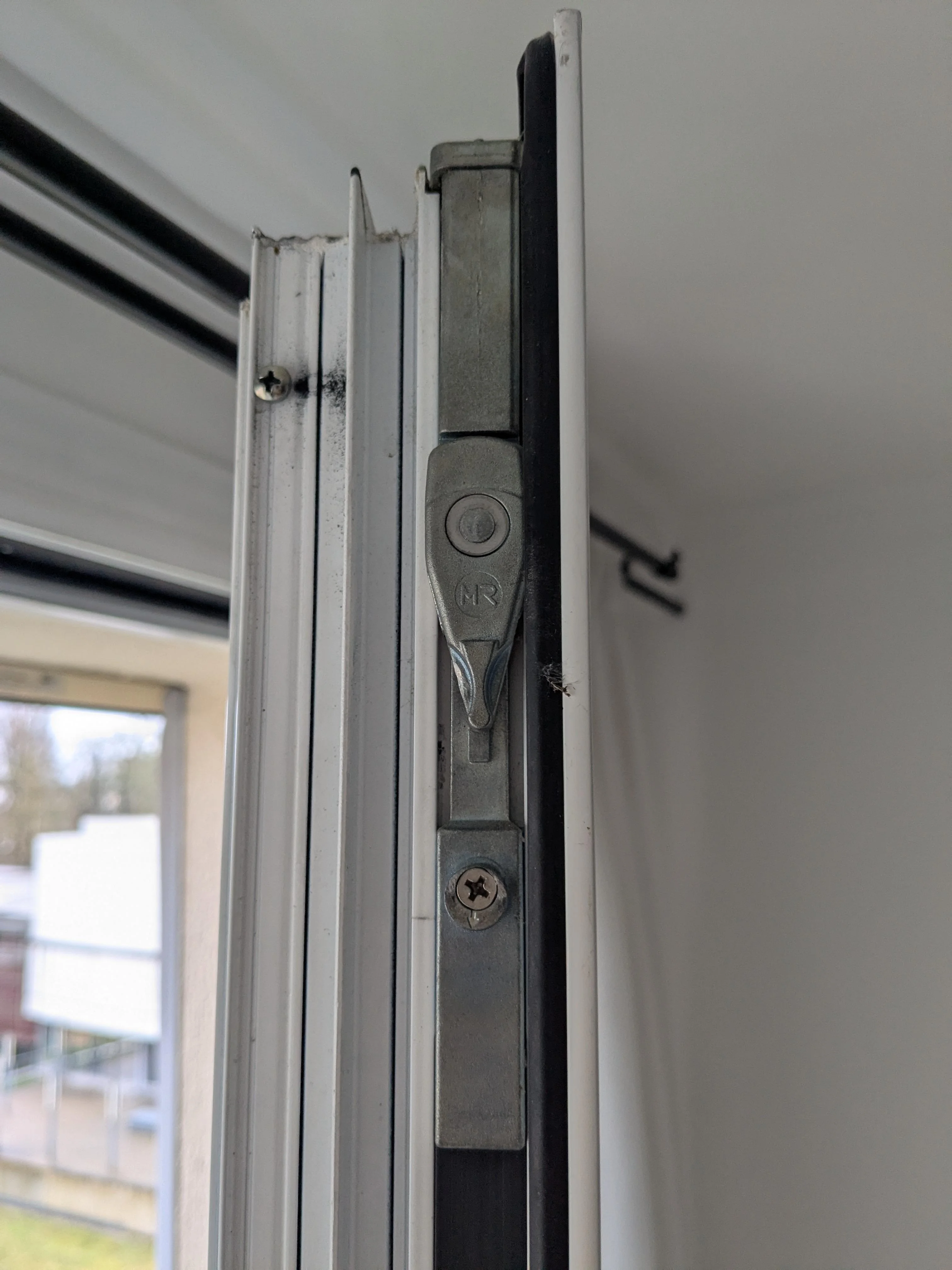 Réparation crémone de fenêtre Strasbourg par technicien DF PRO