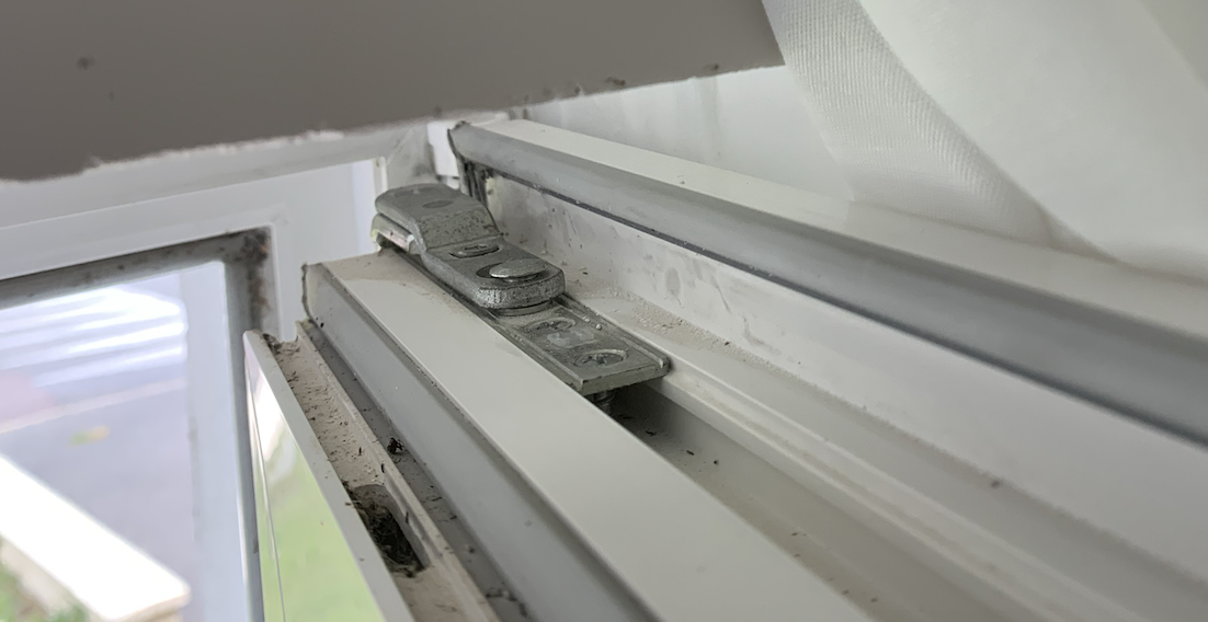 Technicien remplaçant une crémone à Schiltigheim, Bas-Rhin