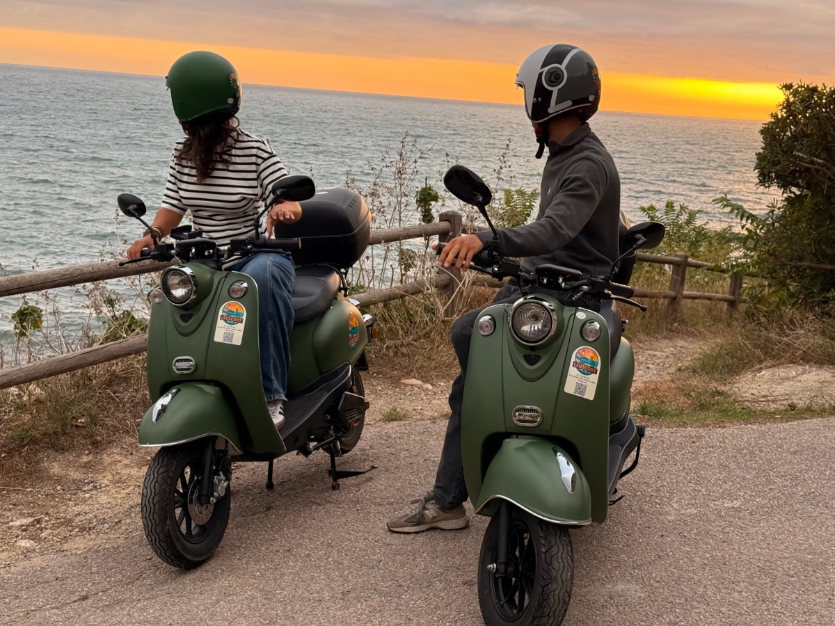 Scooters électriques LeuScoot face à la mer au coucher du soleil