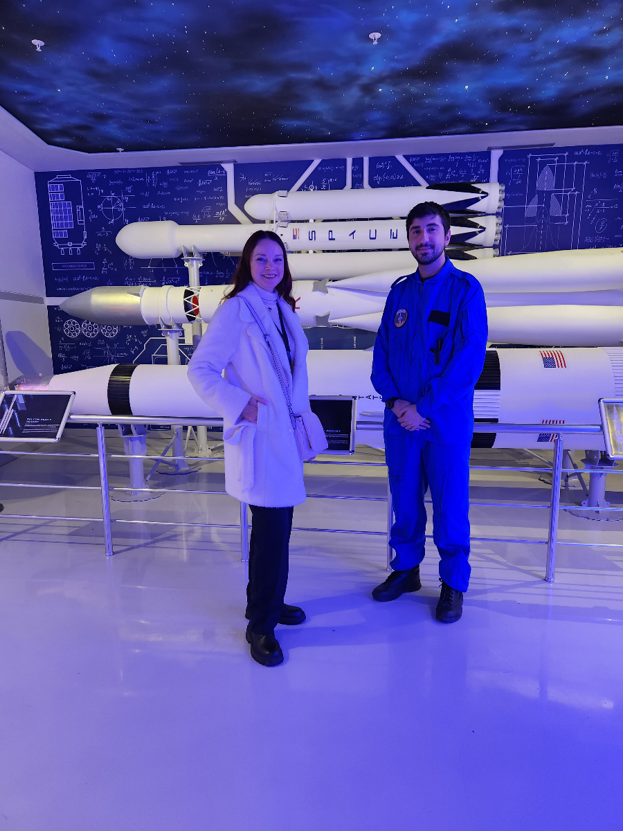 Mission Moon - Ирина Шарова в космическом центре с астронавтом