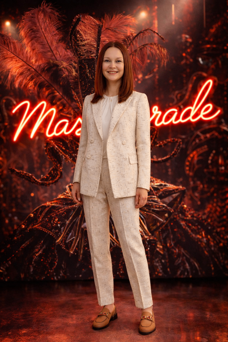 Masquerade Club Стамбул - Ирина Шарова на фоне неоновой вывески Masquerade