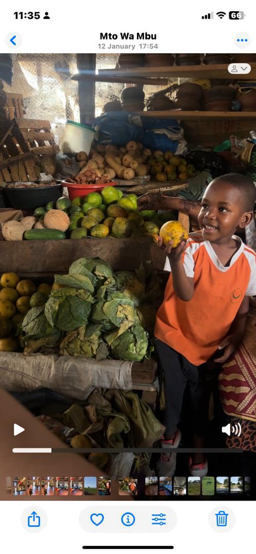 Niños comiendo fruta