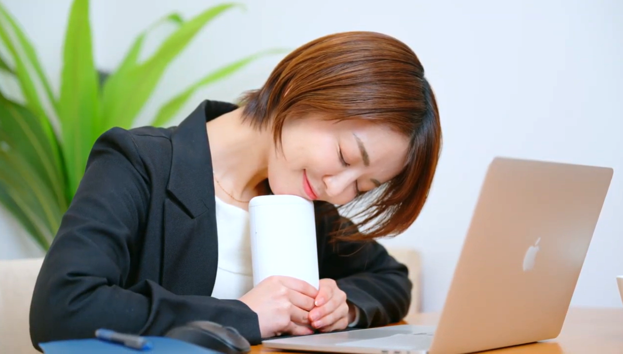 デスクワーク中にストレッチルーネで首こり・姿勢改善をする使用イメージ