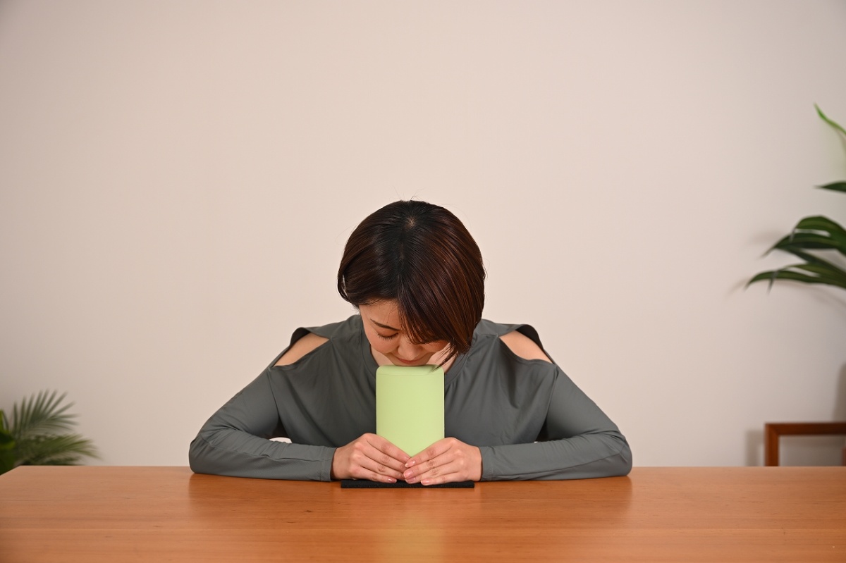 首・肩の緊張をやさしく解放する──ルーネ前屈エクササイズの効果と正しい方法