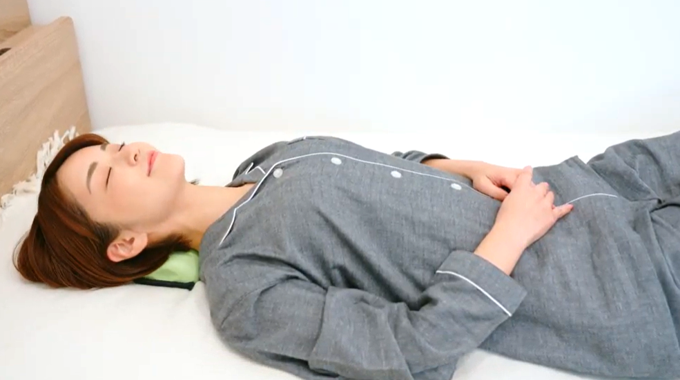 就寝前にストレッチルーネを首に当てて首こり・枕難民を解消するセルフケア