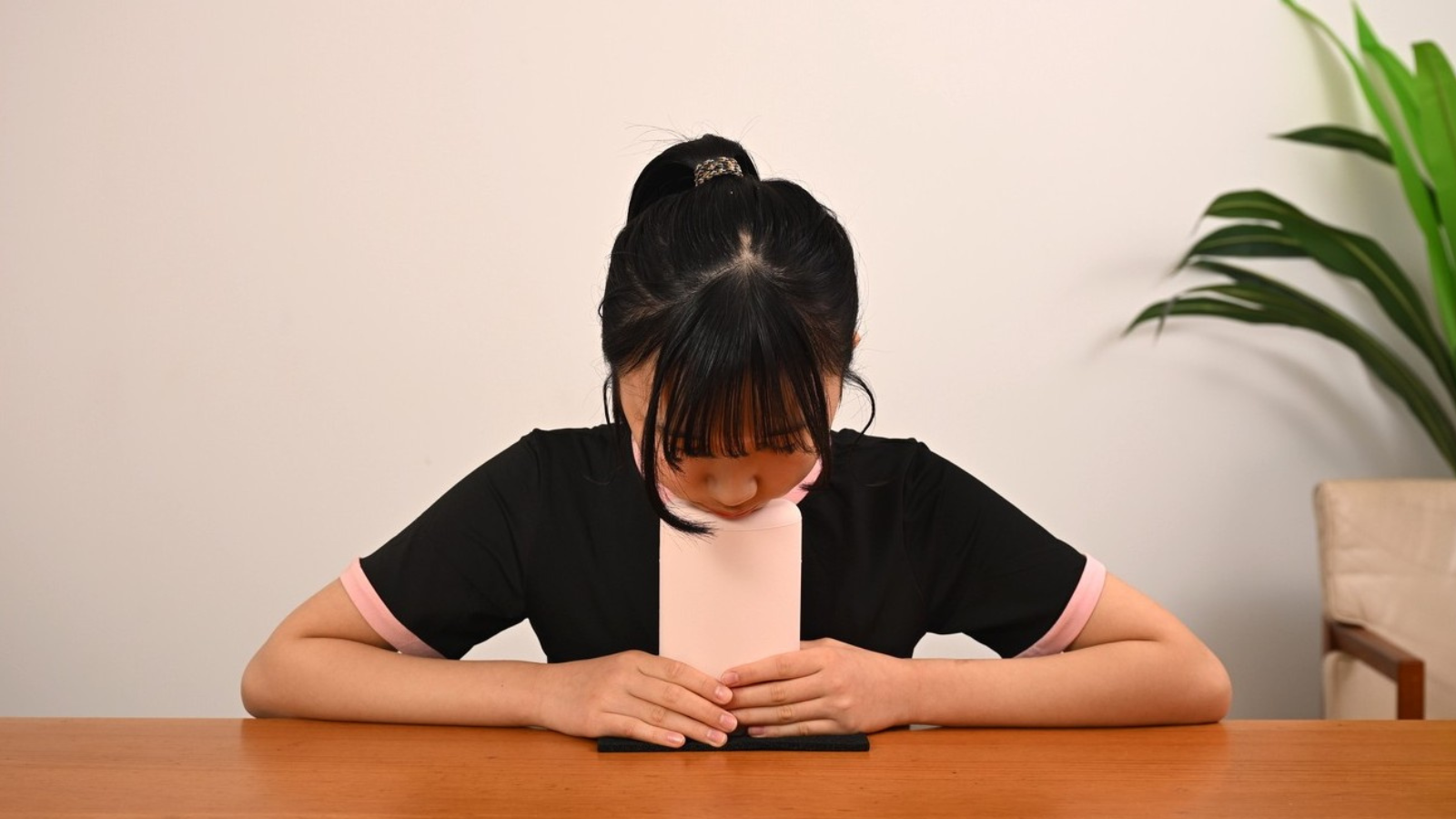 ストレッチルーネ前屈エクササイズ|首前面ストレッチで首こり・姿勢改善