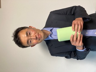 佐藤洋平医学博士(理学療法士)がルーネを手に持っている様子