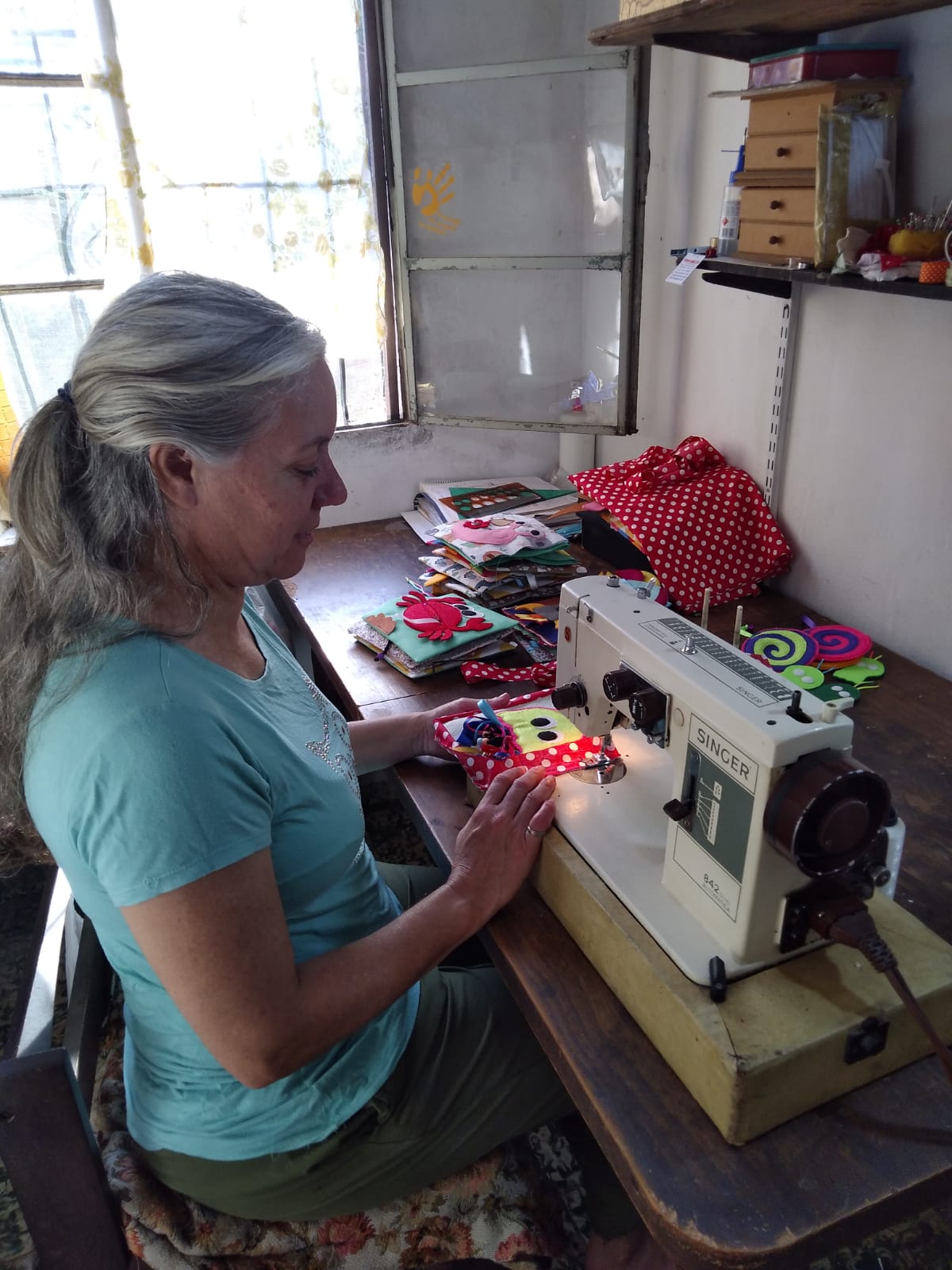 Artesana creando libros de fieltro