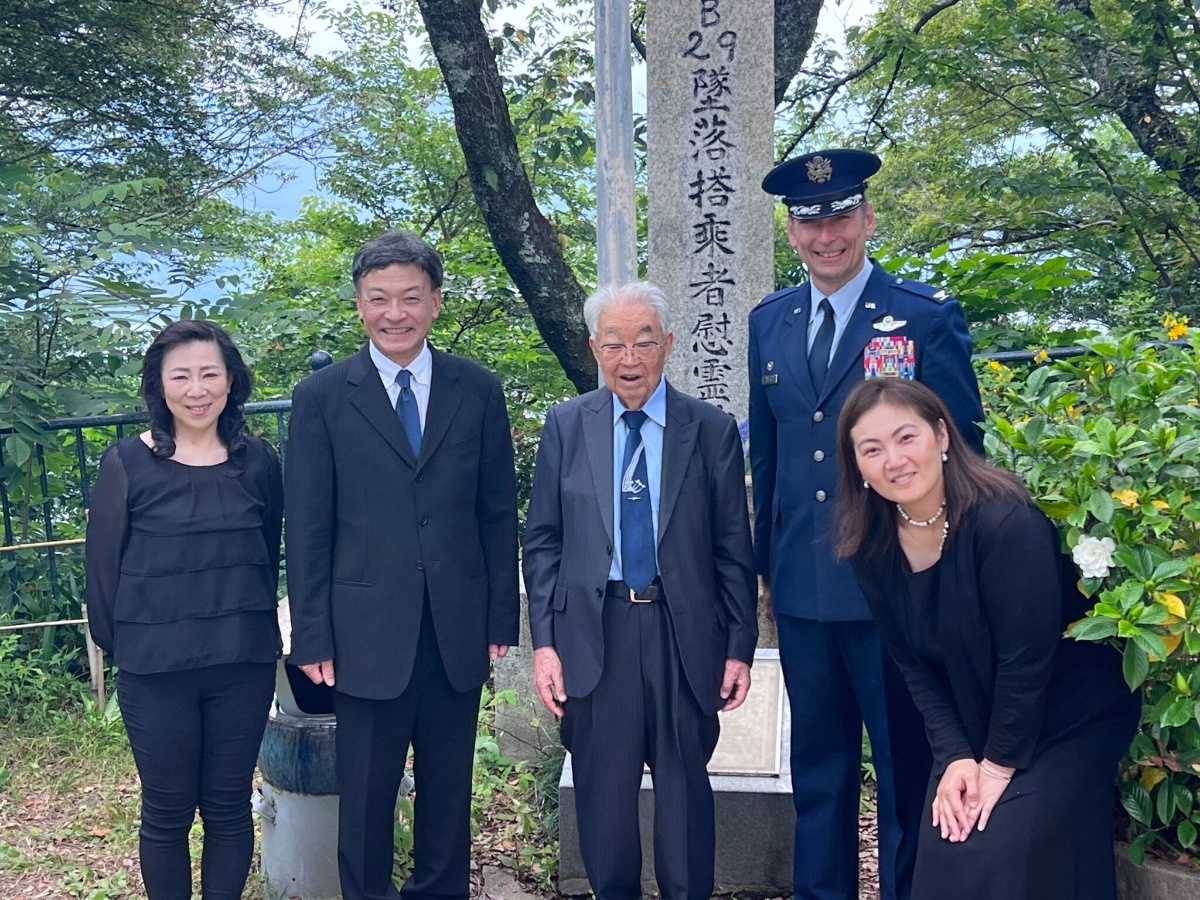 50年以上慰霊祭を開催し続けた医師の菅野寛也先生、静岡市長、米軍幹部、オペラ『ある水筒の物語』プロデュースされたうきうきプロジェクト代表仲戸川氏らと静岡賎機山にて日米合同慰霊祭