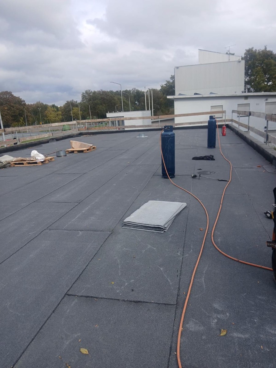 Professionele dakdekker aan het werk