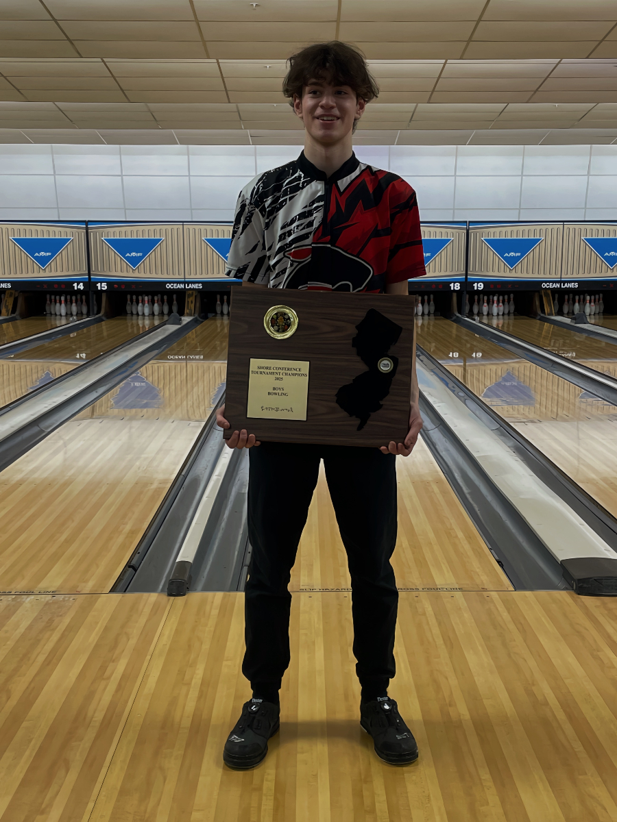 Maximilian Benedon holding trophy