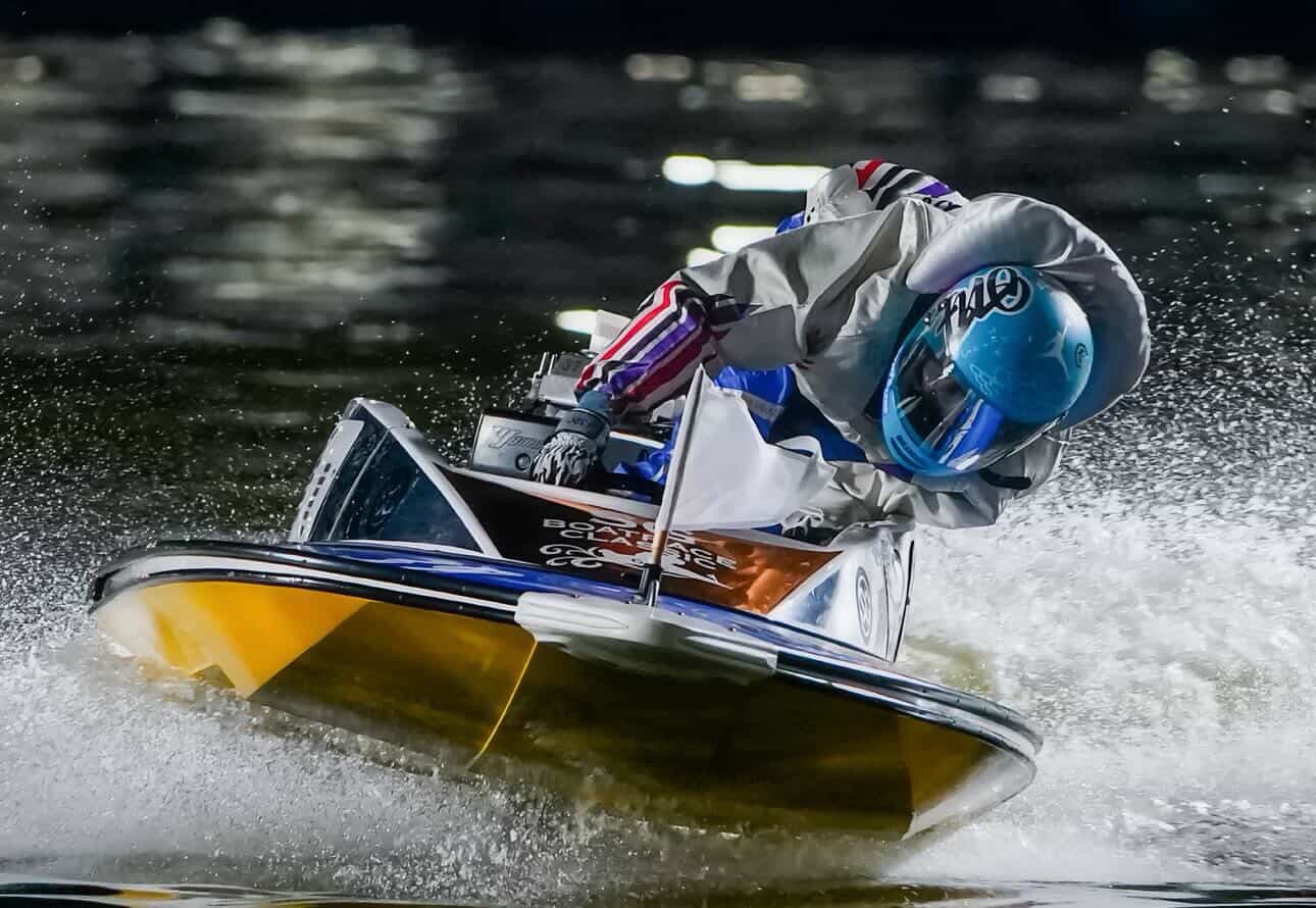 BOAT RACER