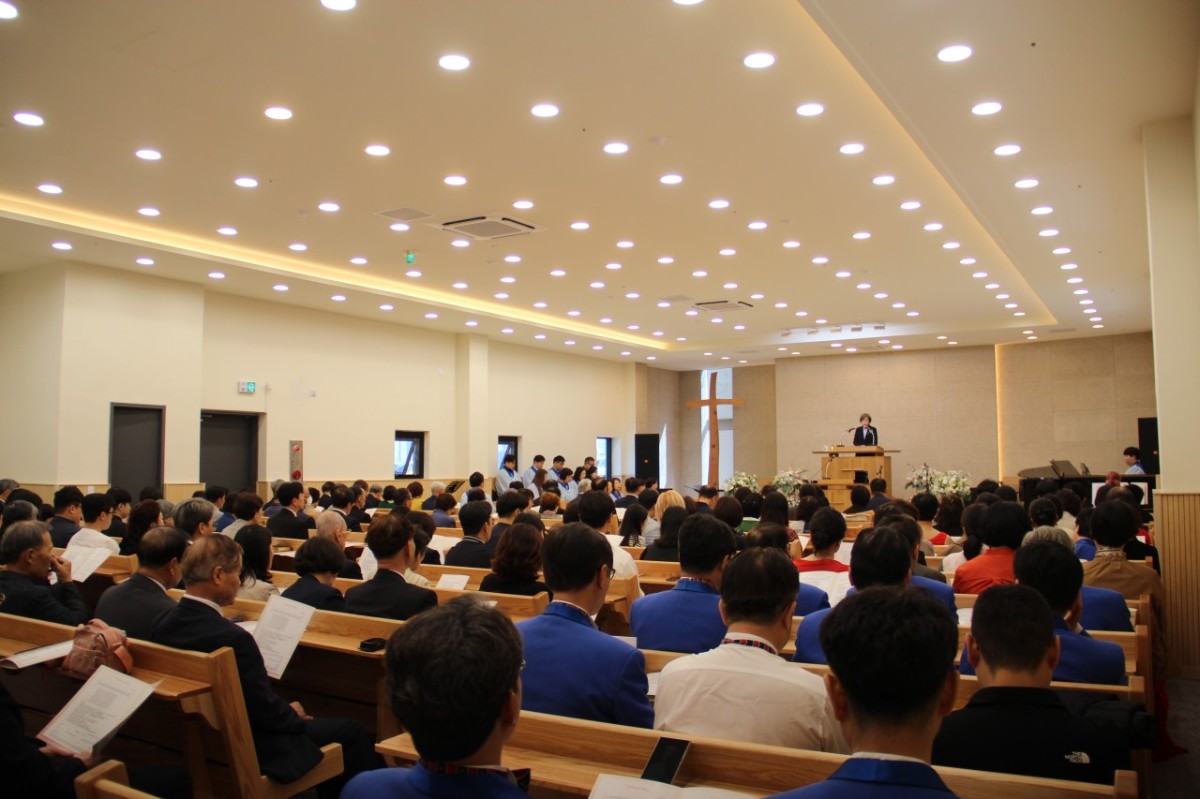 송도산울교회 - 함께 걷는 믿음의 여정 송도산울교회 예배당 내부 전경
