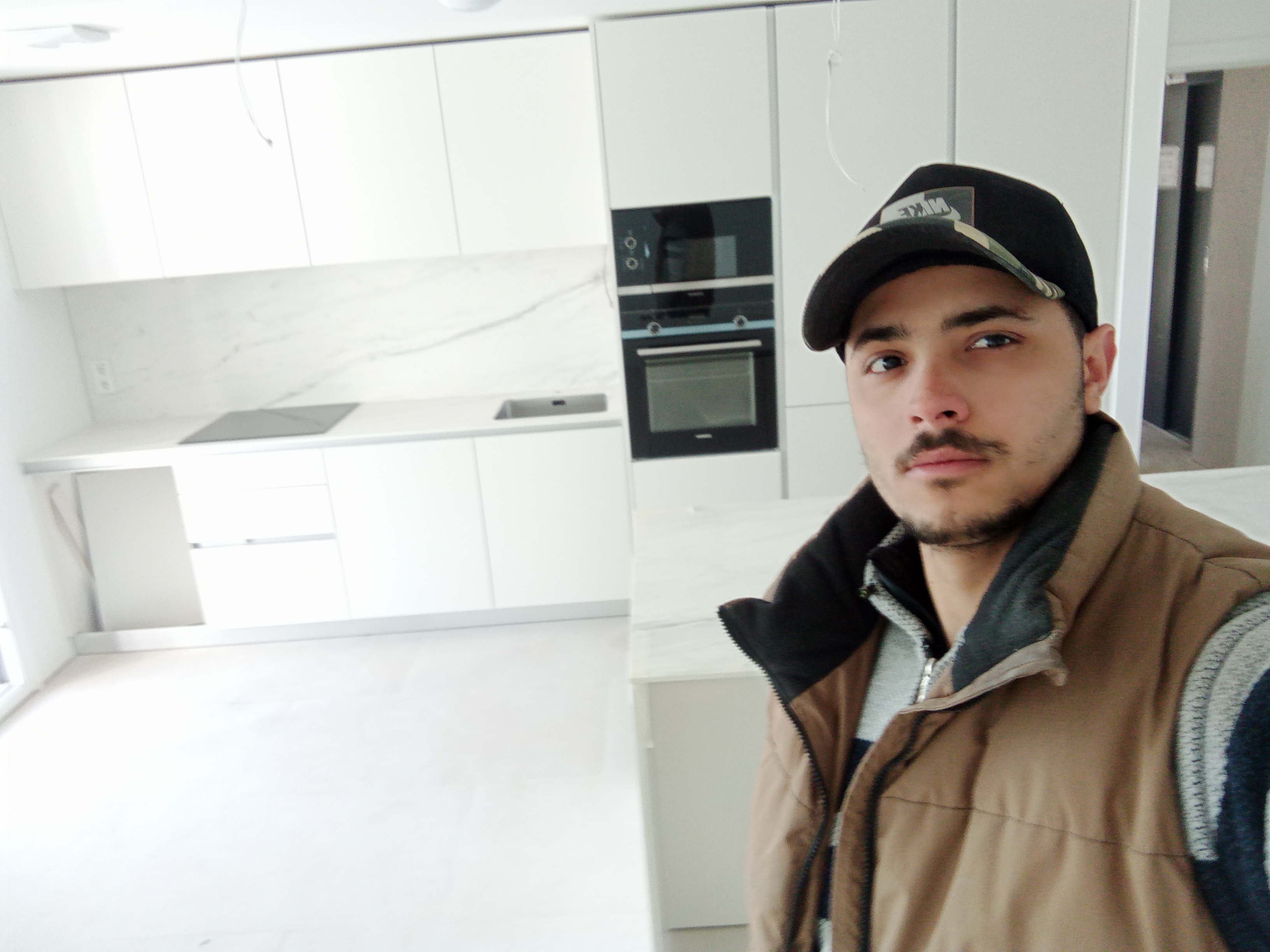 Equipo profesional montando cocina