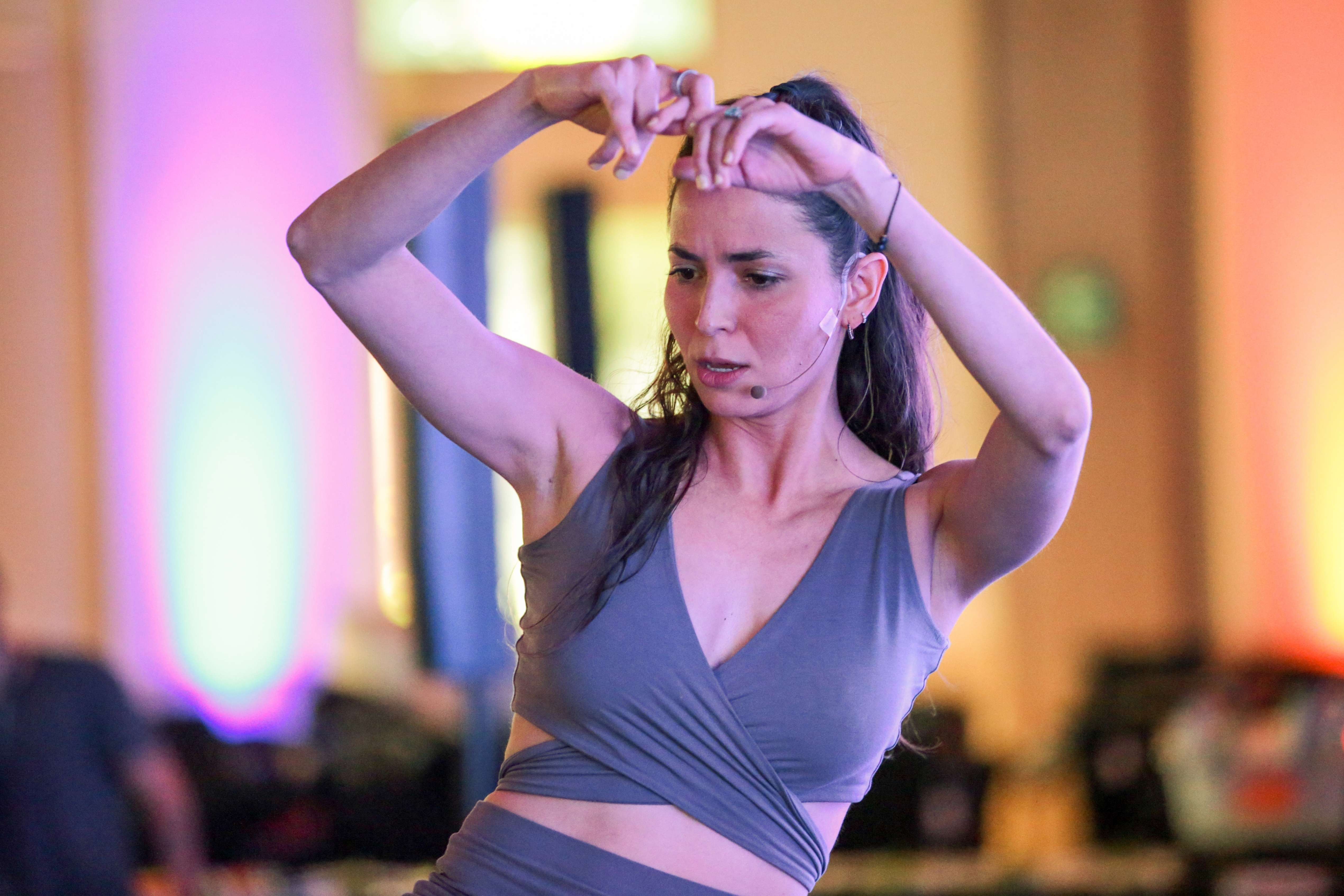 Persona bailando descalza de espaldas