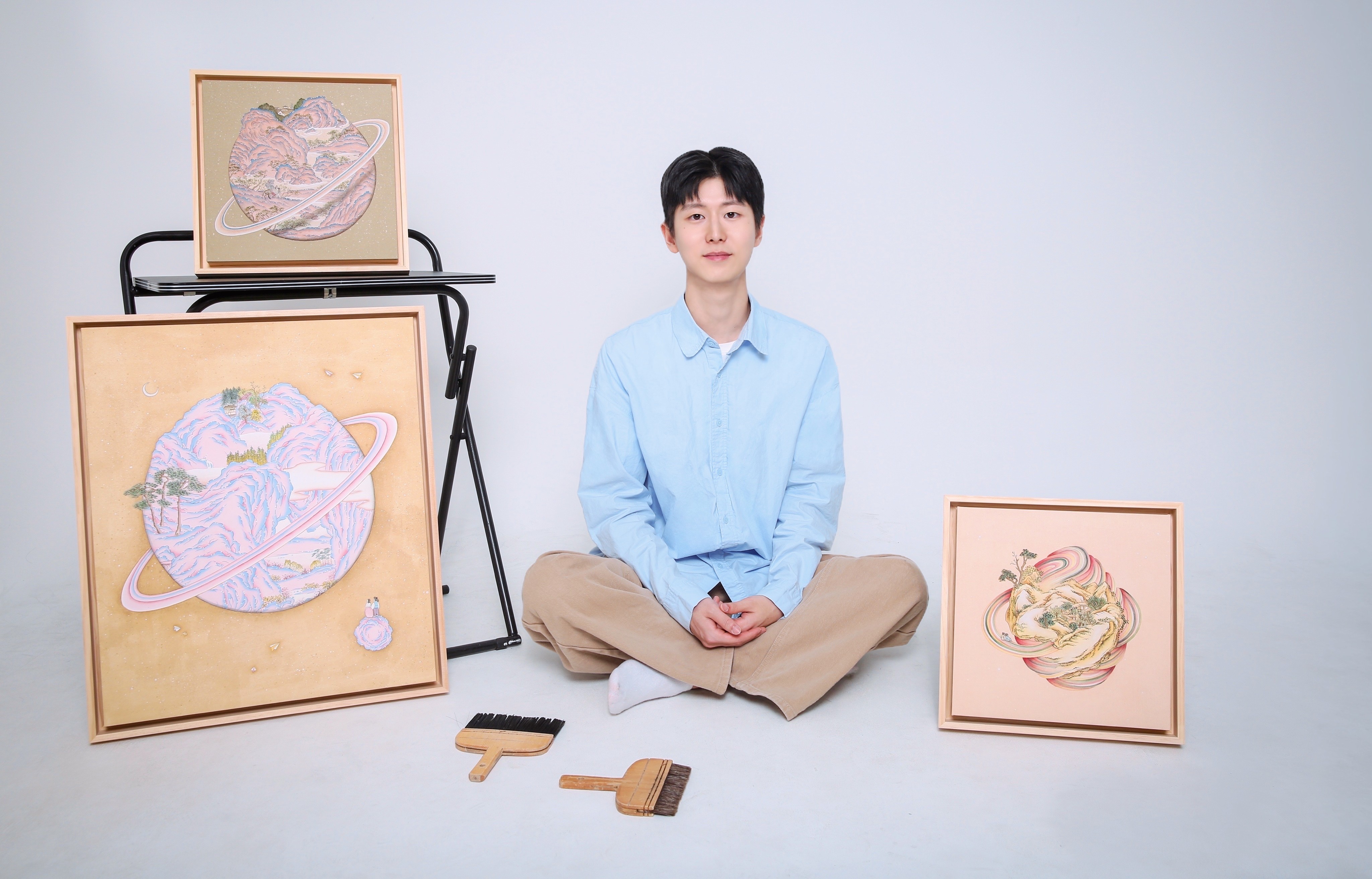 Margaret R. Thompson painting in the desert