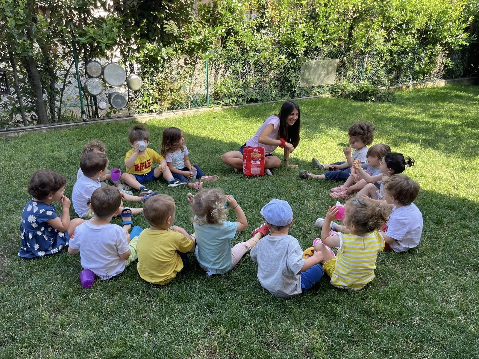 Educatrice con bambini al nido