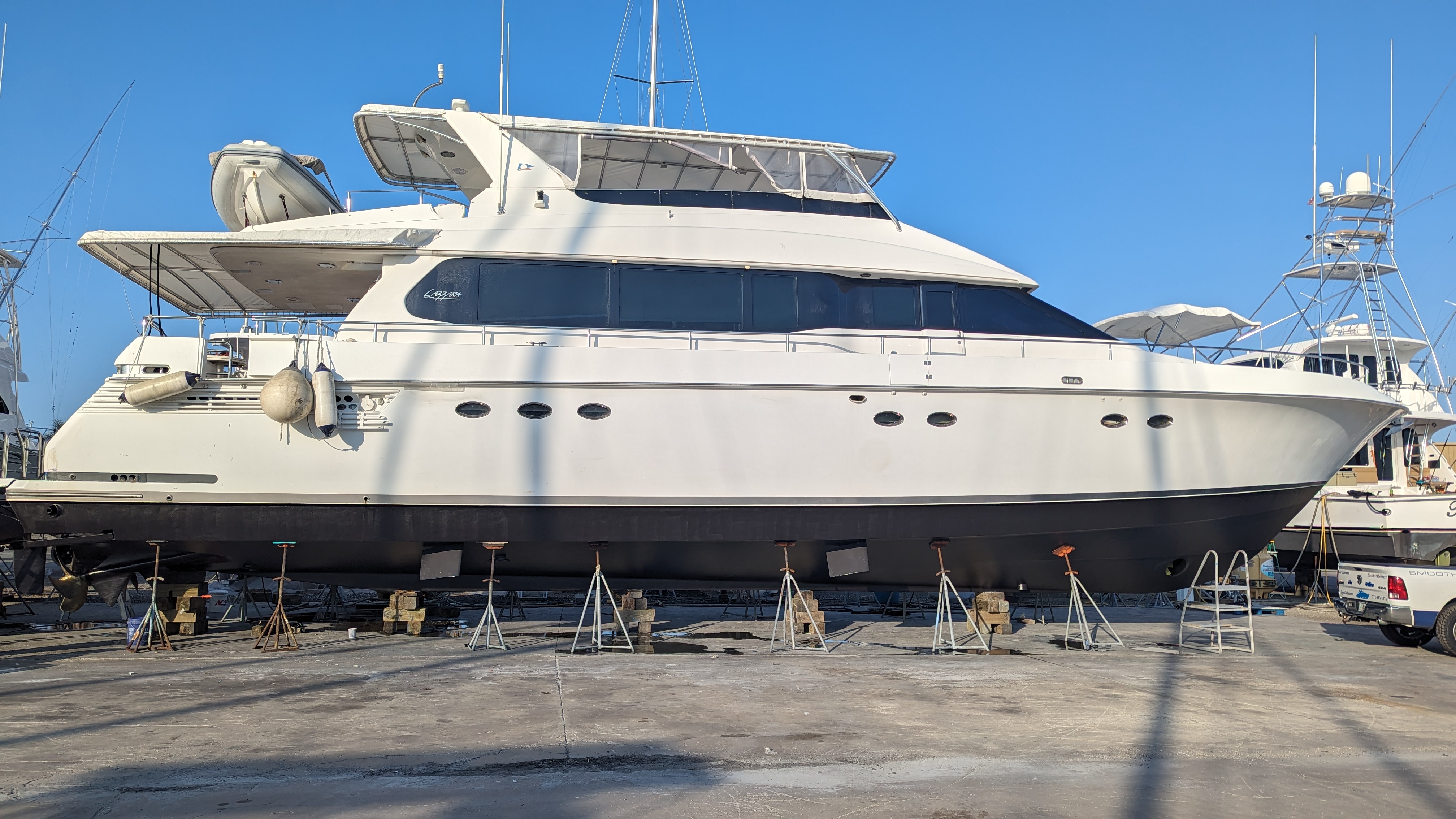 Lazzara 76 — Gyro-Gale Tab-Fin & Electronic Gyro System Lazzara 76 with Gyro-Gale boat stabilizer installed