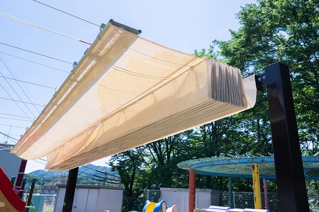 急な天候にも対応する開閉機構