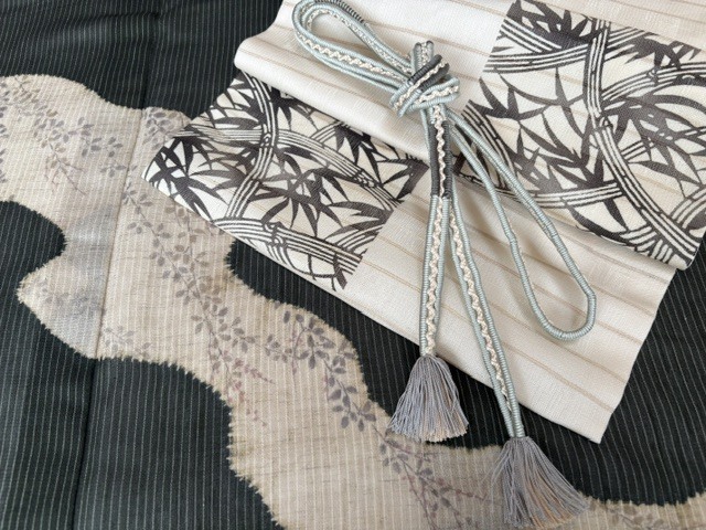 渋いグリーンに細い縦じま、裾に萩の模様の夏の訪問着